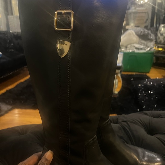 Coach - Picture 2 of 12